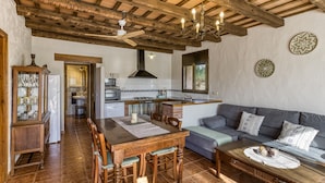 Une cuisine avec un coin repas, un canapé et une table basse.