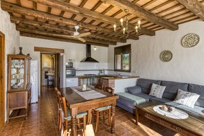 Una cocina con comedor, un sofá y una mesa de centro.
