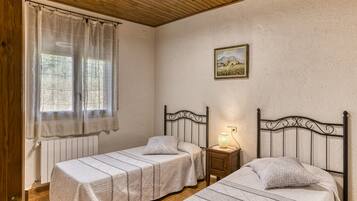 2 bedrooms, iron/ironing board, WiFi, bed sheets