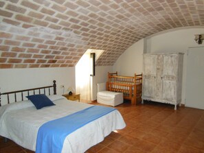3 chambres, fer et planche à repasser, Wi-Fi, draps fournis