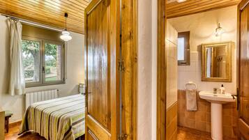 3 habitaciones, tabla de planchar con plancha, wifi y ropa de cama