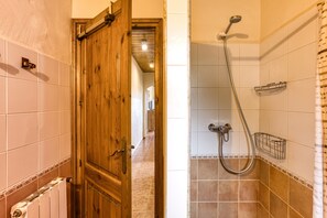 Een douche, handdoeken