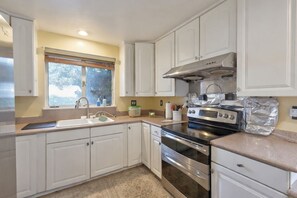 Private kitchen - Quiet Tree-Lined San Marino Retreat 3BR w. yard (San Marino)