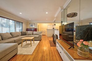 Living area - Quiet Tree-Lined San Marino Retreat 3BR w. yard (San Marino)
