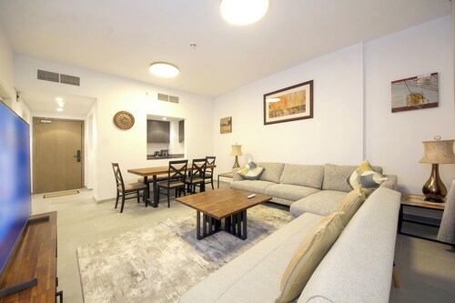 Silk Valley - Luxury 1BR: Steps away from Dining and Entertainment