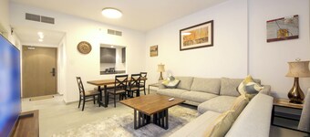 Silk Valley - Luxury 1BR: Steps away from Dining and Entertainment