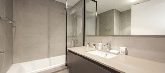Silk Valley - Luxury 1BR: Steps away from Dining and Entertainment