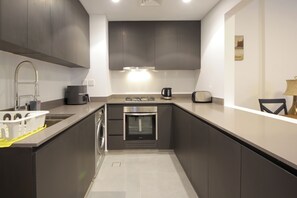 Private kitchen - Silk Valley - Luxury 1BR: Steps away from Dining and Entertainment (Sharjah)