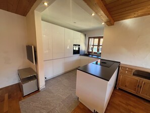 Fridge, oven, stovetop, dishwasher - Apartment Wildbichl in Sachrang 72 sqm OG1, 2 bedrooms & balcony (Sachrang)