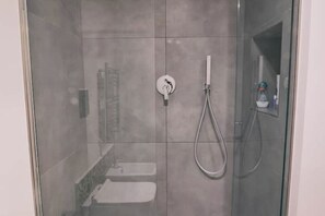 Shower, hair dryer, bidet, towels - Apartment with panoramic terrace in historic center (Napoli)