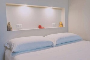 1 bedroom, iron/ironing board, WiFi, bed sheets - Apartment with panoramic terrace in historic center (Napoli)