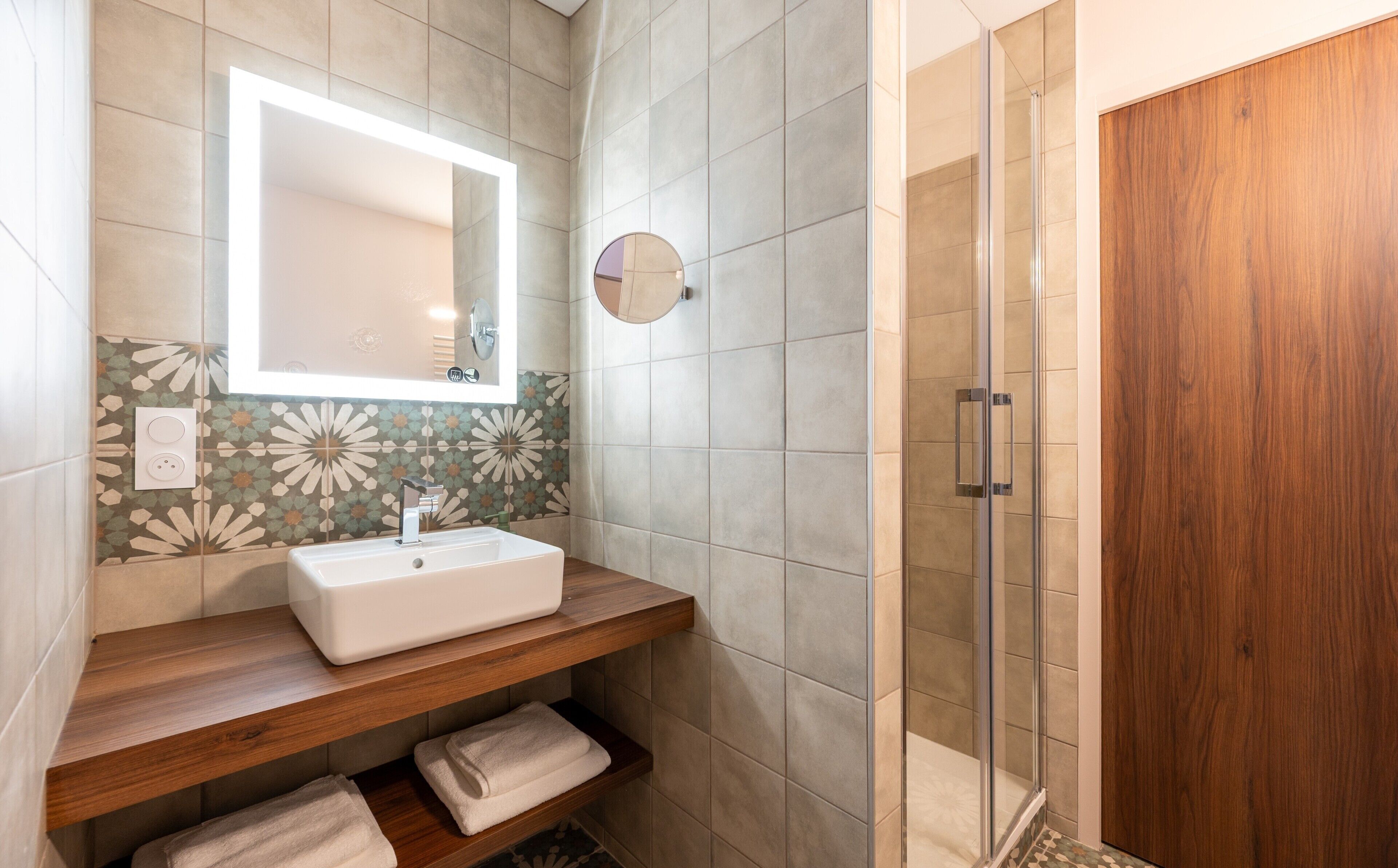 Shower, hair dryer, towels
