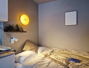 Tabla de planchar con plancha, wifi y ropa de cama 