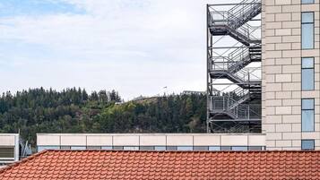 Un edificio con techo de tejas rojas y una escalera de incendios.