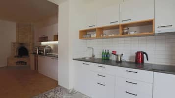 Microwave, stovetop, cookware/dishes/utensils