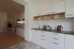 Microwave, stovetop, cookware/dishes/utensils - Vardeni Guest House (Hrazdan)