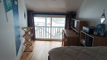 3 habitaciones, tabla de planchar con plancha y ropa de cama