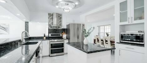 Micro-ondes, four, plaque de cuisson, lave-vaisselle