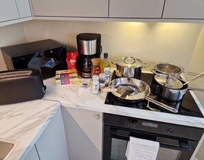 Réfrigérateur, four à micro-ondes, un four, surface de cuisson