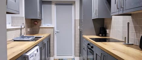 Family House, 6 Bedrooms | Private kitchen