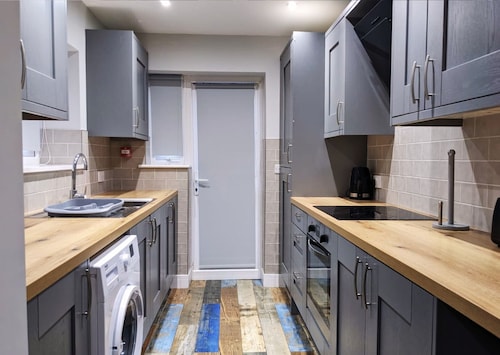 The Red Lounge House - sleeps 14