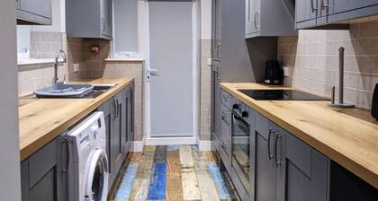 The Red Lounge House - sleeps 14