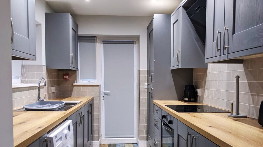 The Red Lounge House - sleeps 14