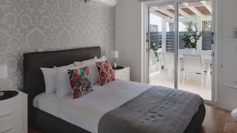 Botanical Art House by Staycom