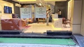 Lobby - Euronite Suites (New Delhi)