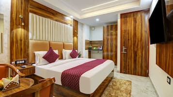 Deluxe Double Room | Desk, laptop workspace, iron/ironing board, free WiFi