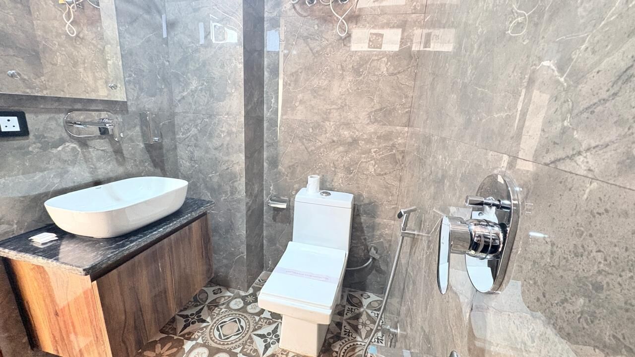 Superior Double or Twin Room, Balcony, City View | Bathroom | Shower, towels, soap, shampoo