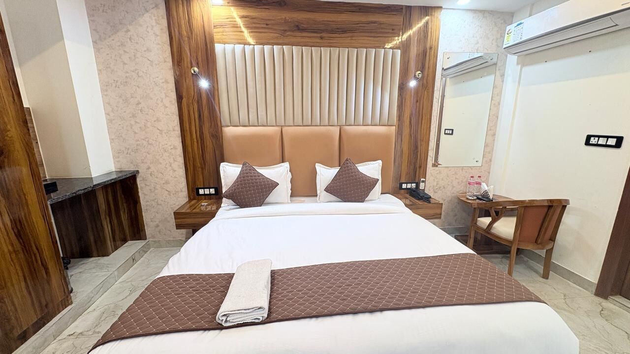 Deluxe Double Room | Desk, laptop workspace, iron/ironing board, free WiFi