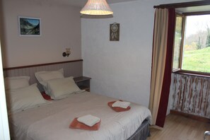 1 bedroom, bed sheets - l'estagnol - 3* gîte in the heart of the mountains - 35 m2 (Arrens-Marsous)