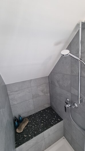 Douche, articles de toilette écologiques, sèche-cheveux