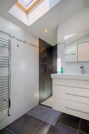 Shower, hair dryer, towels, toilet paper - Les Embruns d'Arcachon - Villa with heated pool (Arcachon)