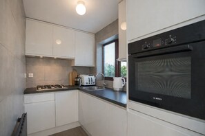 Frigorifero, microonde, forno, piano cottura