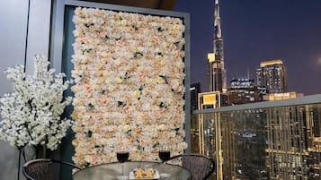 Luxury Apartment, 2 Bedrooms, City View | Tempat makan luar