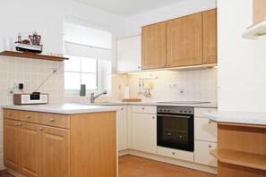 Fridge, oven, stovetop, dishwasher - Vacation apartment Kajüte 39 with balcony in Westerdeichstrich (Westerdeichstrich)