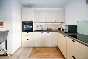 Fridge, microwave, oven, stovetop - Vacation apartment Seebrise am Ostdeich (Büsum)