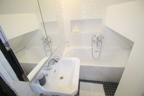 Shower, hair dryer, towels, soap - Charming apartment in Maison Touquettoise (Paris)