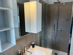 Shower, hair dryer, bidet - Penthouse Don Minzoni in Verbania with terrace (Verbania)