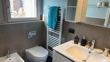 Doccia, asciugacapelli, bidet