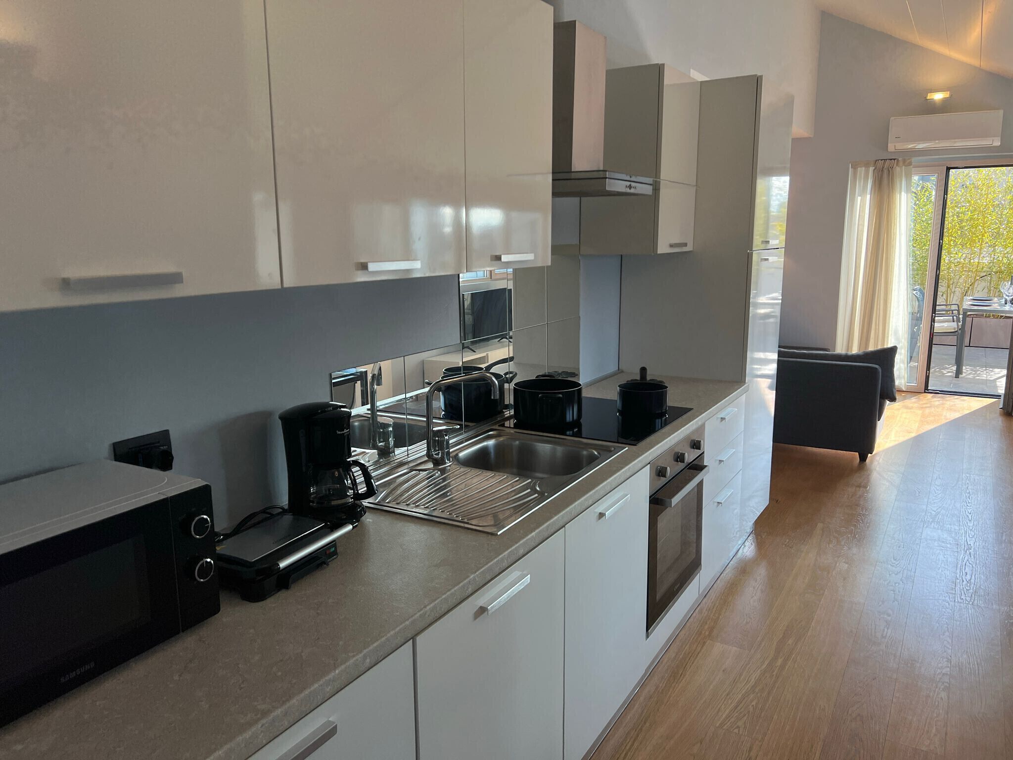 Kühlschrank, Mikrowelle, Ofen, Geschirrspüler