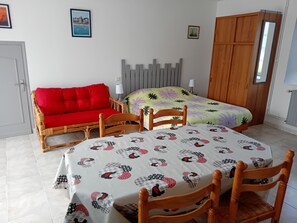 1 dormitorio, tabla de planchar con plancha, wifi y ropa de cama