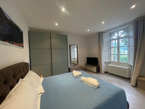1 bedroom, iron/ironing board, WiFi, bed sheets - Lake view with garden (Como)