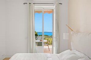 3 bedrooms, iron/ironing board, travel cot, free WiFi - Exceptional sea-facing duplex (Hyères)