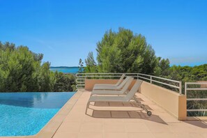 Outdoor pool - Exceptional sea-facing duplex (Hyères)