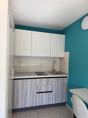 Private kitchen - A vacation with a window to the sea!!! Studio apartment within walking distance of the beach. (Marina di Castagneto Carducci)