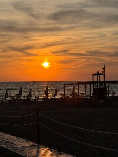 A vacation with a window to the sea!!! Studio apartment within walking distance of the beach.