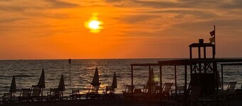 A vacation with a window to the sea!!! Studio apartment within walking distance of the beach.